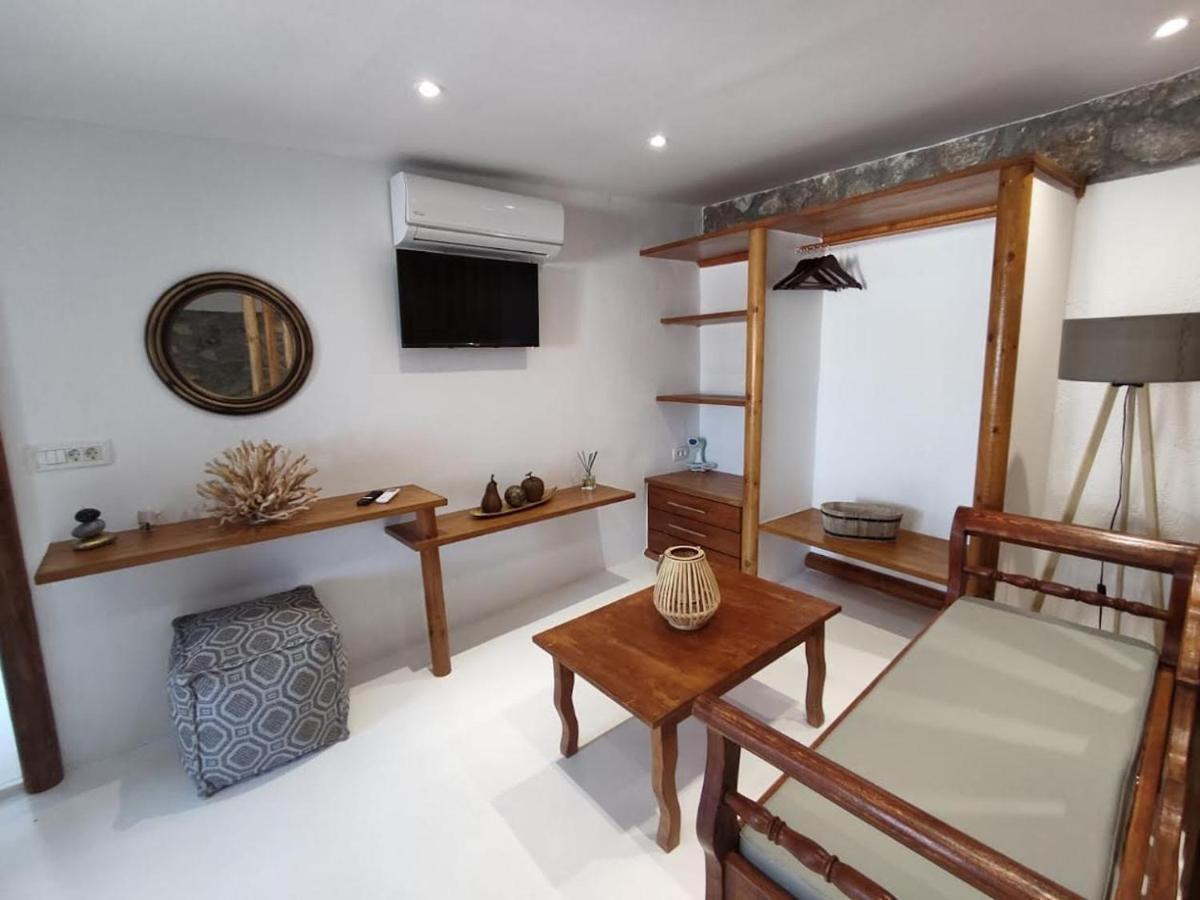 Woodstone Studios & Apartments Santorini Pýrgos Extérieur photo
